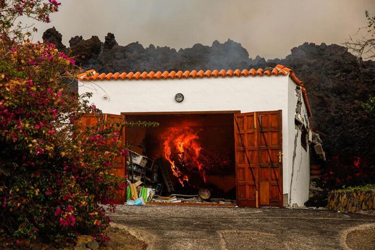 La lava del volcán destruye una casa de la zona de Los Llanos, a 20 de septiembre de 2021, en El Paso, La Palma, Santa Cruz de Tenerife, Islas Canarias, (España). La erupción volcánica iniciada ayer a las 16 horas en la zona de Cabeza de Vaca (La Palma), - Kike Rincón - Europa Press