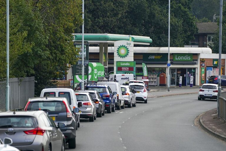 Cola de vehículos en una gasolinera en Bracknell, Reino Unido. - Steve Parsons/PA Wire/dpa