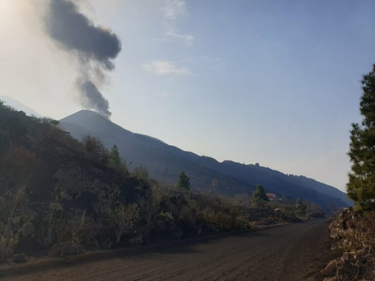 El cono principal del volcán de Cumbre Vieja vuelve a emitir lava - INVOLCAN