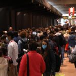 Un gran número de pasajeros espera en uno de los andenes de la estación de Madrid - Puerta de Atocha - Isabel Infantes - Europa Press