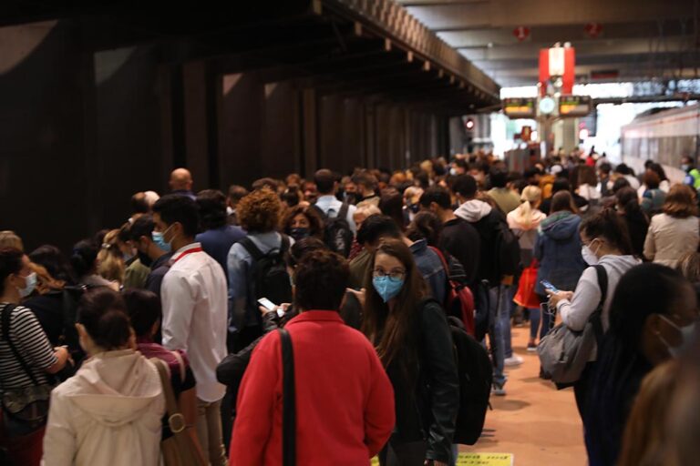 Un gran número de pasajeros espera en uno de los andenes de la estación de Madrid - Puerta de Atocha - Isabel Infantes - Europa Press