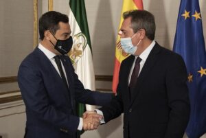 El presidente de la Junta, Juanma Moreno (i), durante su reunión con el secretario general del PSOE-A, Juan Espadas (d), en el marco de las reuniones con los partidos con representación parlamentaria para abordar la negociación del proyecto de Presupuesto - María José López - Europa Press