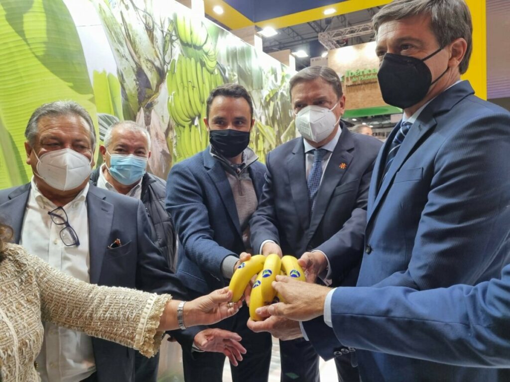 El ministro de Agricultura, Luis Planas (en el centro), junto a representantes de Asprocan en la 'Fruit Attraction 2021' - ASPROCAN