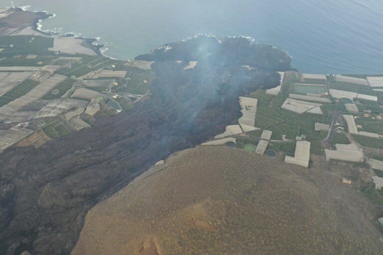 Imagen desde el aire de la colada del volcán de La Palma y del delta formado tras llegar la lava al mar - CABILDO DE LA PALMA