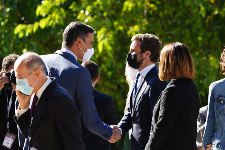 El presidente del Gobierno, Pedro Sánchez (i), saluda al presidente del Partido Popular, Pablo Casado (d), a su llegada al Real Monasterio de Yuste para asistir a la entrega de la XIV edición del 'Premio Europeo Carlos V', otorgado a la canciller de la Re - Manuel Ángel Laya - Europa Press