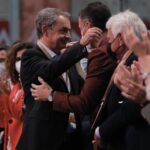 El expresidente del Gobierno José Luis Rodríguez Zapatero abraza al presidente Pedro Sánchez. - Rober Solsona - Europa Press