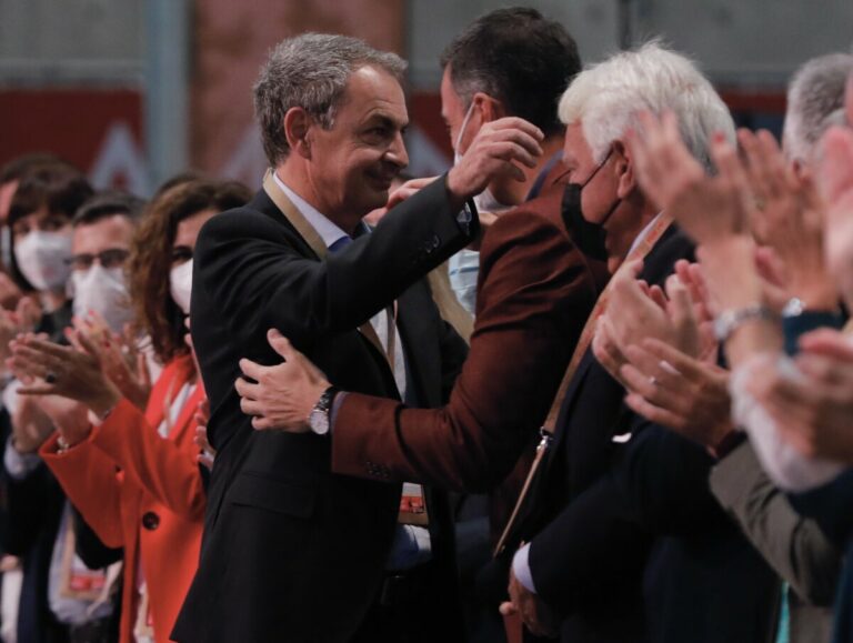 El expresidente del Gobierno José Luis Rodríguez Zapatero abraza al presidente Pedro Sánchez. - Rober Solsona - Europa Press