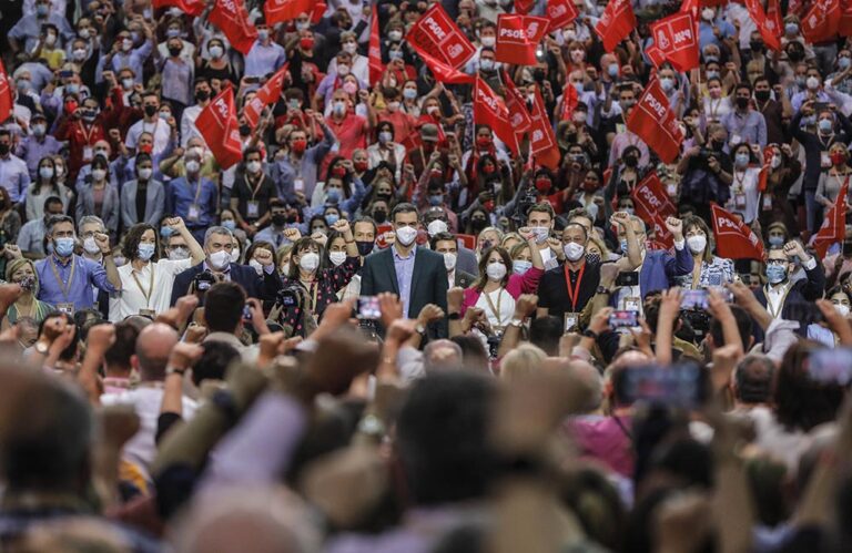 El presidente del Gobierno y secretario general del PSOE, Pedro Sánchez (centro), rodeado de miembros de la nueva Comisión Ejecutiva Federal, en la clausura del 40º Congreso Federal del partido, a 17 de octubre de 2021, en Valencia. - Rober Solsona - Europa Press