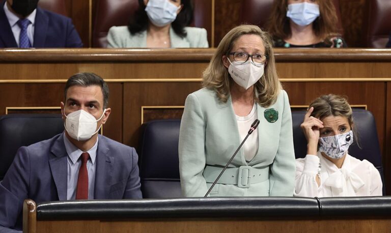 La vicepresidenta primera y ministra de Asuntos Económicos y Transformación Digital, Nadia Calviño, interviene en una sesión de control al Gobierno en el Congreso de los Diputados, a 20 de octubre de 2021, en Madrid, (España). En este pleno, marcado por e - Eduardo Parra - Europa Press