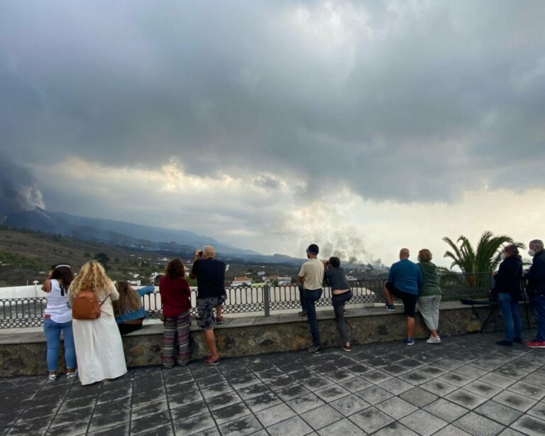 Un grupo de personas observa la erupción del volcán de La Palma desde el mirador de Tajuya - GOBIERNO DE CANARIAS