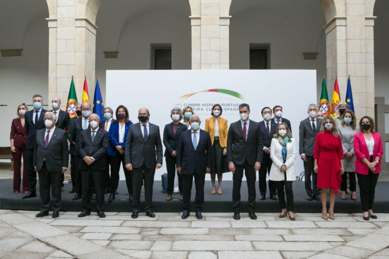 Foto de familia del primer ministro de Portugal, Antonio Costa (4i); el presidente del Gobierno, Pedro Sánchez (5i); la vicepresidenta primera y ministra de Asuntos Económicos, Nadia Calviño (6i); la vicepresidenta segunda y ministra de Trabajo y Economía - Jorge Armestar - Europa Press