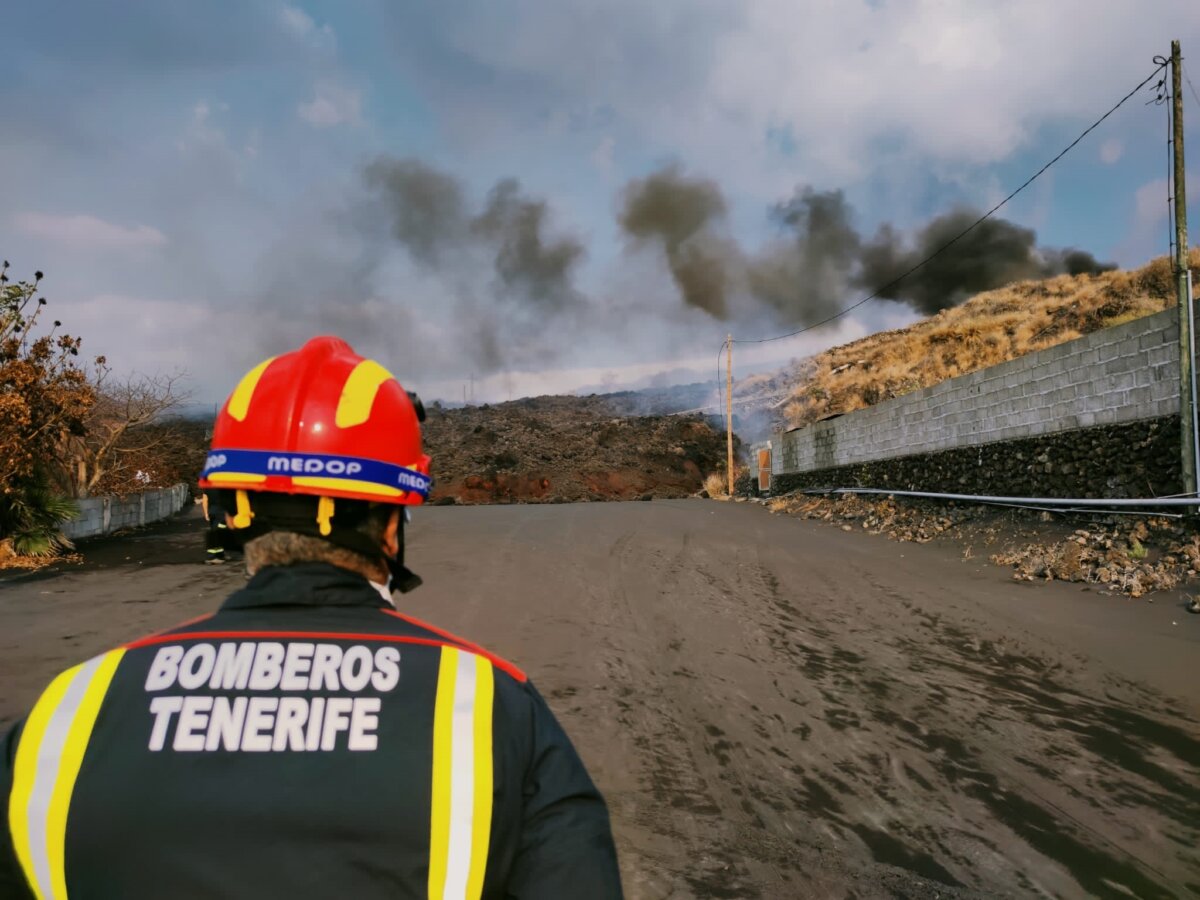 Un profesional del Consorcio de Bomberos de Tenerife vigila el avance de la colada sur en la isla de La Palma - BOMBEROS DE TENERIFE