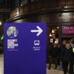 Señal de ruta a la Conferencia Mundial sobre el Clima COP26 en la estación central de tren de Glasgow - Europa Press/Contacto/Han Yan