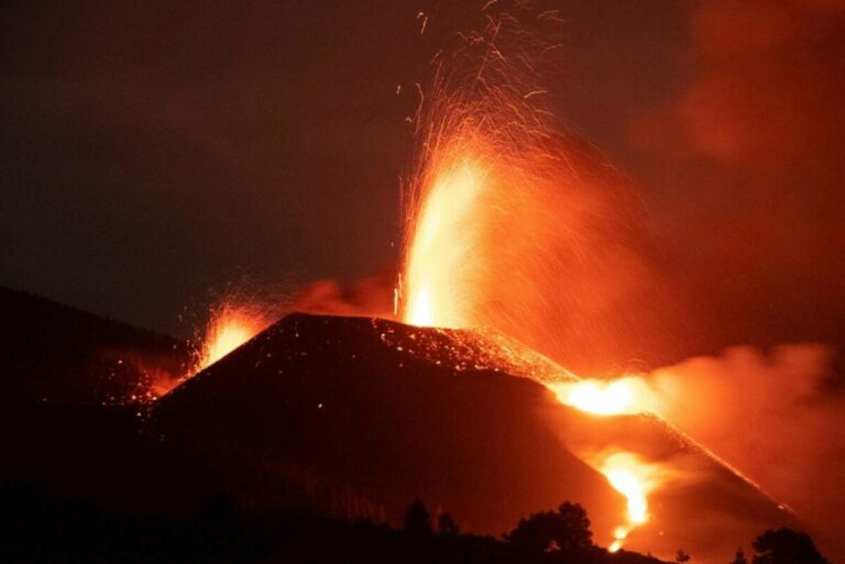 Cuando se cumple un mes de la erupción del volcán de Cumbre Vieja, la actividad se mantiene dentro de la normalidad según ha informado el Pevolca. / EFE/Miguel Calero