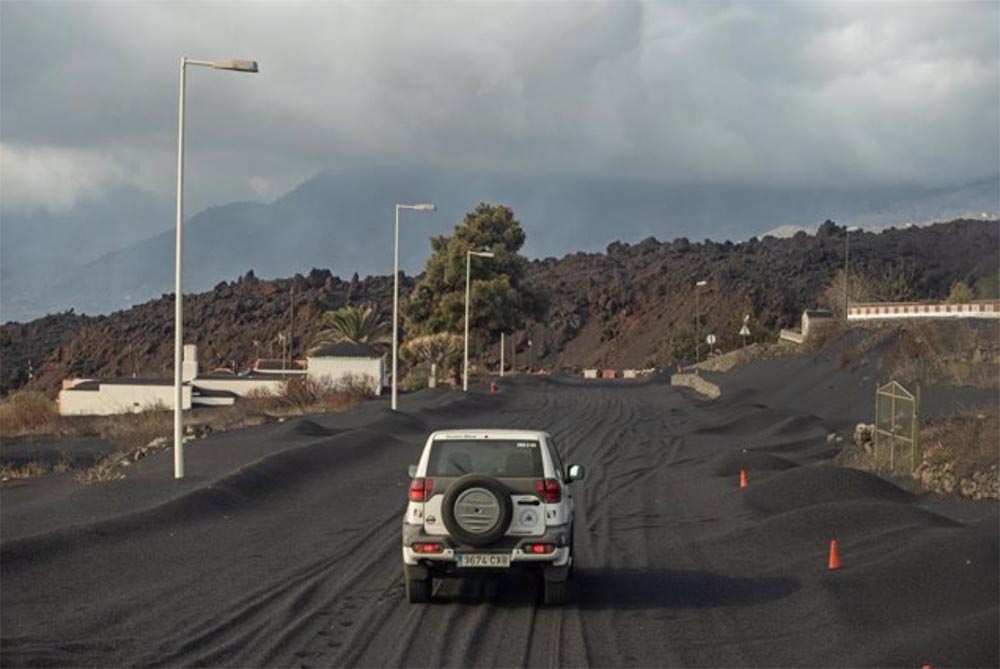 La ceniza del volcán de Cumbre Vieja cubre la zona turistica de la localidad de Puerto Naos - Europa Press