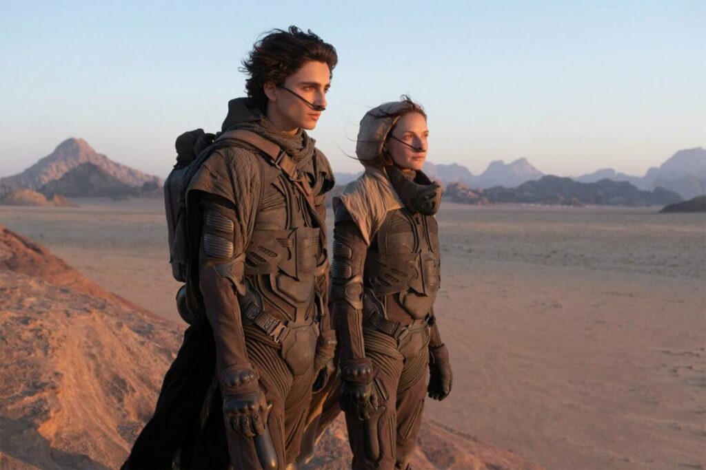 En la novela y película Dune (2021), los habitantes del desértico planeta Arrakis utilizan trajes de destilación que reciclan los desechos producidos por el cuerpo. /Warner Bros Pictures
