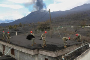 Militares del Ejército de Tierra limpian la ceniza de los tejados de las viviendas, en la localidad de Las Manchas, La Palma - UME