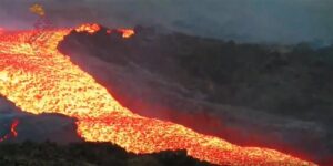 Colada de lava fluyendo en la isla de La Palma. / EFE / Involcan