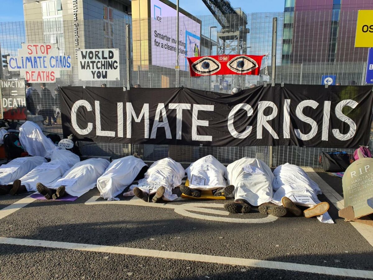 Activistas en los alrededores de la Cumbre del Clima celebrada en Glasgow. / Elena López Gunn