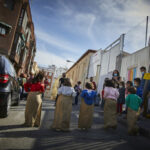 Varios niños participan en una carrera de sacos durante una protesta del movimiento ‘Revuelta Escolar’ frente al colegio público Lope de Vega, en Madrid, el pasado 25 de marzo de 2021 - Jesús Hellín - Europa Press