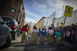 Varios niños participan en una carrera de sacos durante una protesta del movimiento ‘Revuelta Escolar’ frente al colegio público Lope de Vega, en Madrid, el pasado 25 de marzo de 2021 - Jesús Hellín - Europa Press