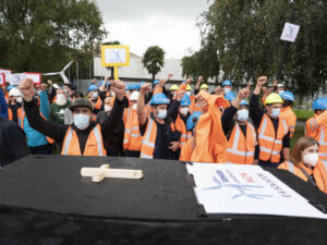 Un grupo de empleados de Vestas participa con un ataúd en una marcha contra el cierre de la fábrica de Viveiro (Lugo) que afectaría a 115 personas, a 5 de octubre de 2021, en Santiago de Compostela, Galicia, (España). Bajo el lema ‘Vestas soluci - César Arxina - Europa Press