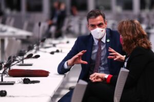 El presidente del Gobierno, Pedro Sánchez, conversa con la vicepresidenta tercera y ministra para la Transición Ecológica y Reto Demográfico, Teresa Ribera, en el plenario de la COP26 que se celebra en Glasgow (Reino Unido). - FERNANDO.CALVO