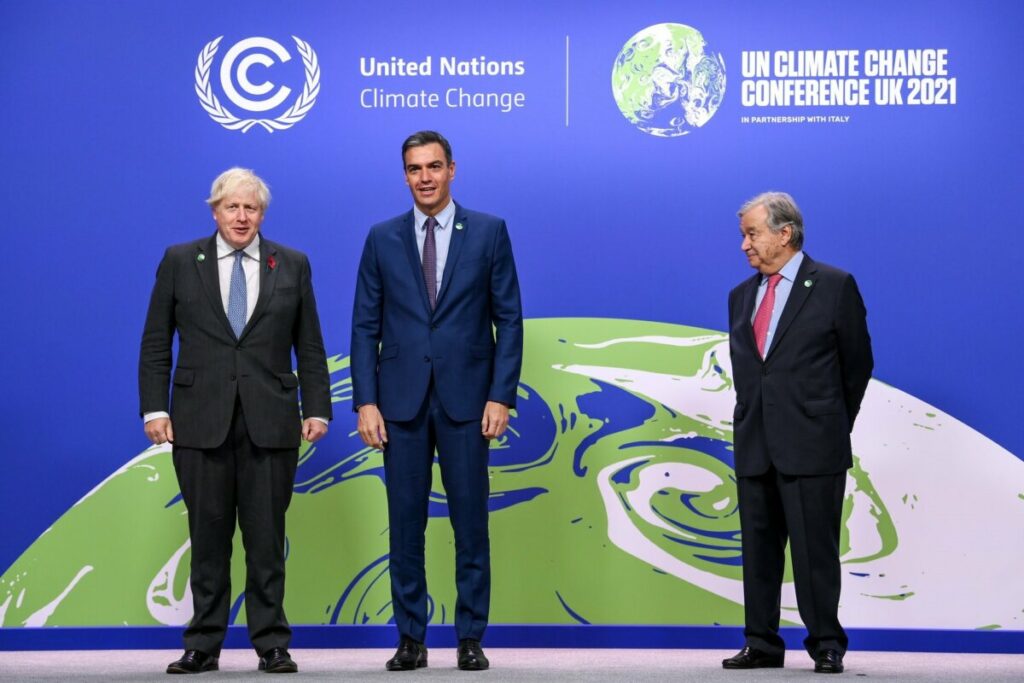 El primer ministro británico, Boris Johnson; el presidente del Gobierno, Pedro Sánchez y el secretario general de la ONU, Antonio Gutierres, en la COP26 que se celebra en Glasgow (Reino Unido). - KARWAI TANG