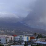 Una gran nube de ceniza sobre el volcán de Cumbre Vieja, a 6 de noviembre de 2021, en La Palma - Europa Press