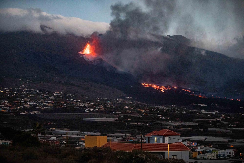 Una de las bocas eruptivas del volcán de Cumbre Vieja - Kike Rincón - Europa Press