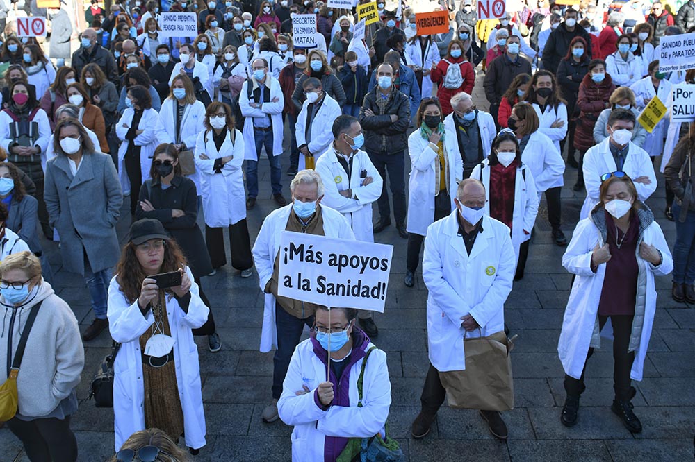 Un grupo de personas participa en una concentración en defensa de la Atención Primaria, a 13 de noviembre de 2021, en Madrid, (España). - Fernando Sánchez - Europa Press