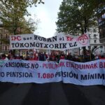 Un grupo de personas participa en Bilbao con pancartas en una marcha de pensionistas para protestar por los “recortes” y decir “no” a la reforma de pensiones - H.Bilbao - Europa Press