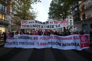 Un grupo de personas participa en Bilbao con pancartas en una marcha de pensionistas para protestar por los “recortes” y decir “no” a la reforma de pensiones - H.Bilbao - Europa Press