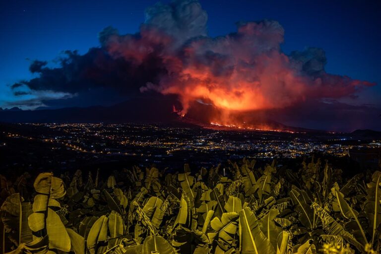 Colada de lava del volcán de Cumbre Vieja, desde los Llanos de Aridane, a 19 de noviembre de 2021, en La Palma, Santa Cruz de Tenerife, Canarias, (España). - Kike Rincón - Europa Press