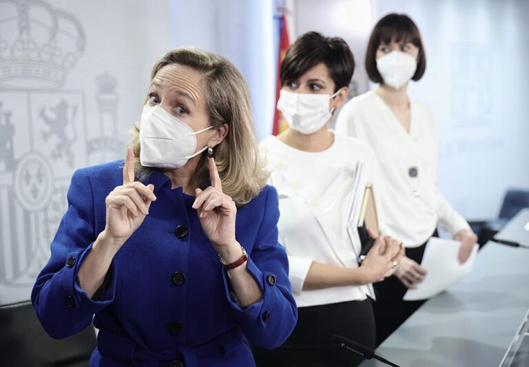 La vicepresidenta primera y ministra de Asuntos Económicos y Transformación Digital, Nadia Calviño; la ministra Portavoz, Isabel Rodríguez y la ministra de Ciencia e Innovación, Diana Morant, en una rueda de prensa tras la reunión del Consejo de Min - EUROPA PRESS/E. Parra. POOL - Europa Press