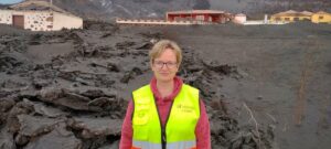 Inés Galindo Jiménez en las inmediaciones del volcán de Cumbre Vieja. / Foto cedida por la investigadora