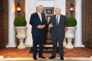 El primer ministro británico, Boris Johnson, con su homólogo australiano, Scott Morrison. - Stefan Rousseau/PA Wire/dpa