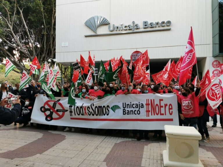 Concentración contra los despidos de Unicaja Banco ante la sede del banco en Málaga, el 16 de noviembre de 2021. - UGT
