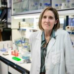 La investigadora Isabel Sola en su laboratorio en el CNB. / Álvaro Muñoz Guzmán | SINC