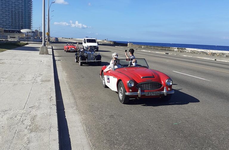 Coches clásicos en La Habana