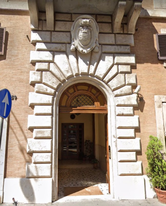 El portal con el escudo franquista en lo alto | Foto: Compromís