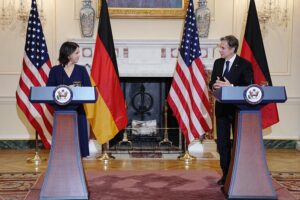 La ministra de Exteriores alemana, Annalena Baerbock, y el secretario de Estado estadounidense, Antony Blinken. - Kay Nietfeld/dpa