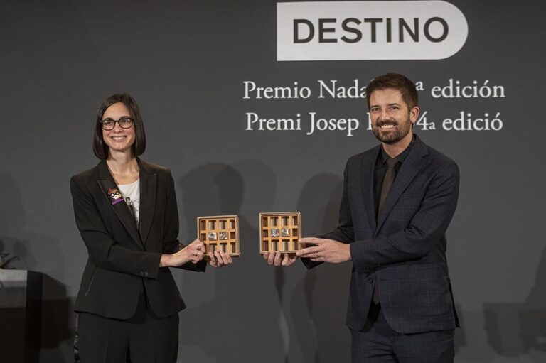 La ganadora del Premio Nadal 2020 Inés Martín Rodrigo y el del Premi Josep Pla Toni Cruanyes - LORENA SOPENA - EUROPA PRESS