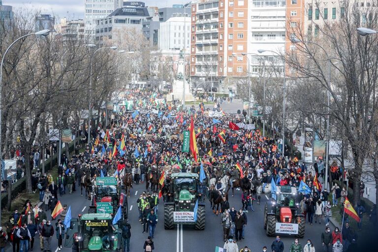 Manifestantes en defensa del mundo rural, en el Paseo de la Castellana, en Madrid. - Ricardo Rubio - Europa Press