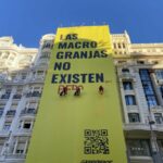 Activistas de Greenpeace piden al presidente del Gobierno, Pedro Sánchez, el cierre de todas las macrogranjas en España, tras semanas de debate en torno al modelo de ganadería industrial. - GREENPEACE