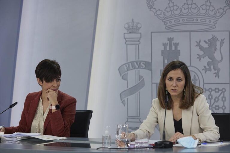 La ministra Portavoz, Isabel Rodríguez (i), y la ministra de Derechos Sociales y Agenda 2030, Ione Belarra, en una rueda de prensa posterior a una reunión del Consejo de Ministros, en la Moncloa, a 1 de febrero de 2022, en Madrid (España). El Consejo de - EUROPA PRESS/J. Hellín. POOL - Europa Press