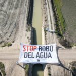Despliegue de la pancarta 'Stop robo del agua' en Doñana en una iniciativa de WWF