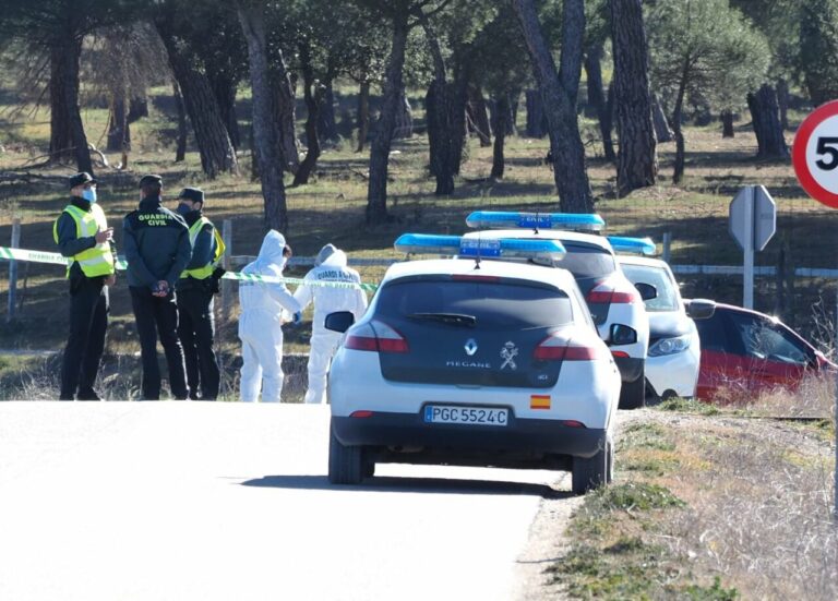 Los agentes de la Guardia Civil trabajan en el lugar donde se ha encontrado el cuerpo - CLAUDIA ALBA