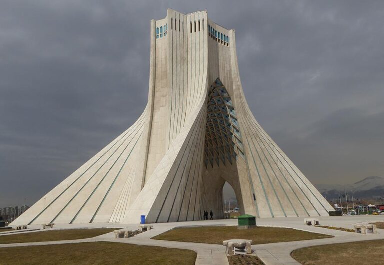 Tehran. Torre Azadi (Cortes&iacute;a de la Embajada de la Rep&uacute;blica Isl&aacute;mica de Ir&aacute;n)