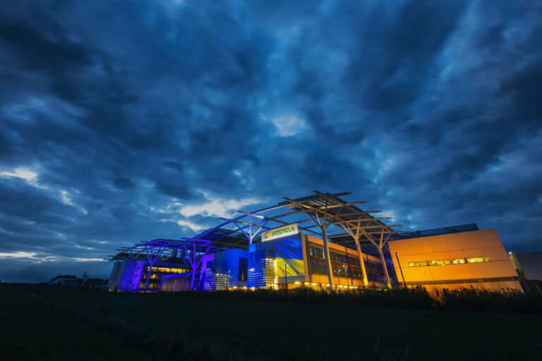 Campus de Innovación deI berdrola iluminado con los colores de la bandera ucranian